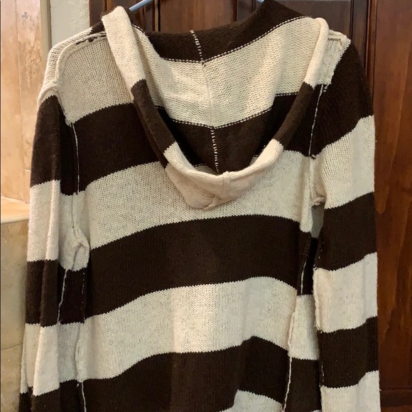 Long sleeve , lightweight hooded sweater - Picture 3 of 3